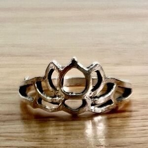 Distressed Silver Toned Open Lotus Flower Outline Ring, Women’s Size: 6.5